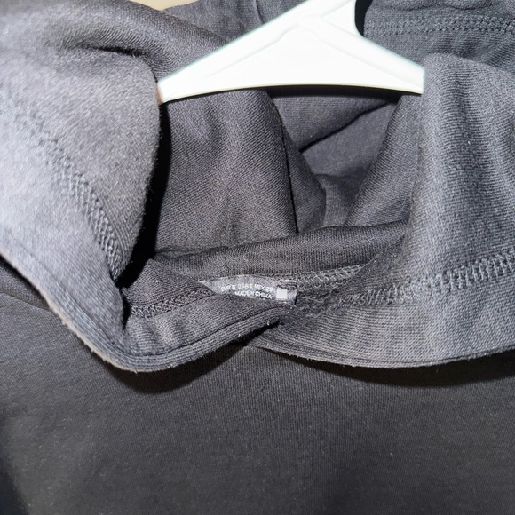 Cropped Zara Black Hooded Sweater - Picture 6 of 11